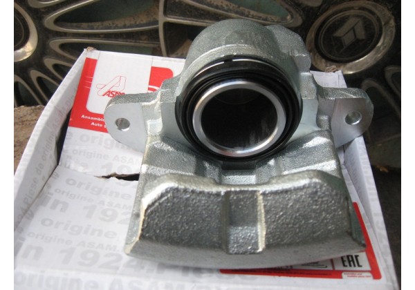 Супорт передній правий Renault 9, 11, 19, 21, Twingo, Logan, Logan MCV, Sandero, II, Clio, II, Megane, Rapid, Super 5, 6001547617, 7701201770, 7701208172, 7701499275